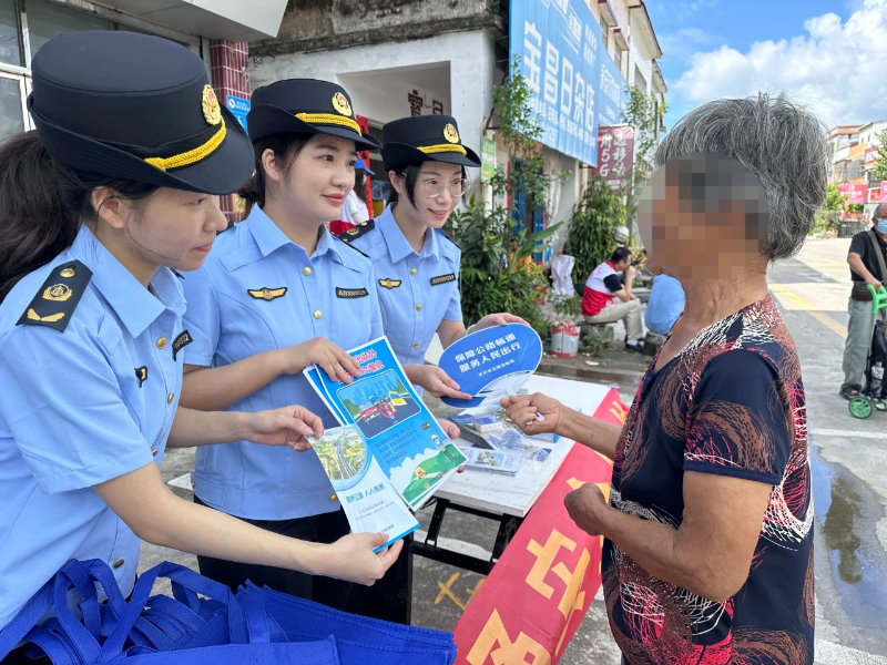 2023年7月7日，开平市九色视频运输局女子执法队开展“摩电”宣传教育