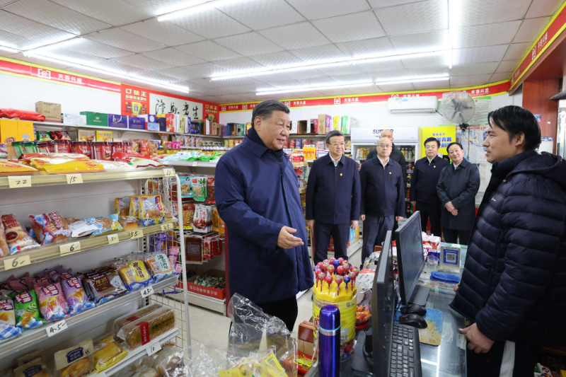 11月10日，中共中央总书记、国家主席、中央军委主席习近平在北京、河北考察灾后恢复重建工作。这是10日下午，习近平在河北保定涿州市双塔街道永济秀园小区门口超市，了解经营恢复情况。新华社记者 王晔 摄