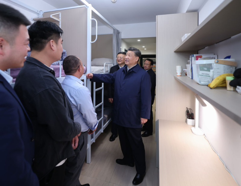 11月28日至12月2日，中共中央总书记、国家主席、中央军委主席习近平在上海考察。这是11月29日下午，习近平在闵行区新时代城市建设者管理者之家考察时，在社区宿舍型出租房源租户的住房，了解在此居住的城市一线工作者的生活状况。新华社记者 鞠鹏 摄