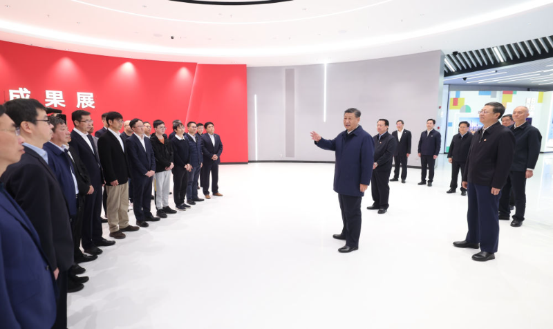 11月28日至12月2日，中共中央总书记、国家主席、中央军委主席习近平在上海考察。这是11月28日下午，习近平在浦东新区张江科学城参观上海科技创新成果展时，同科研人员代表亲切交流。新华社记者 鞠鹏 摄