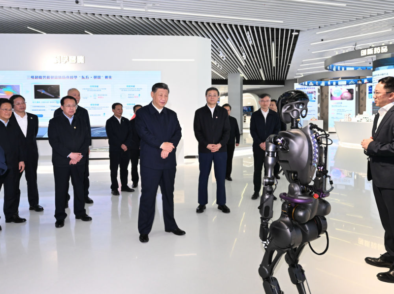 11月28日至12月2日，中共中央总书记、国家主席、中央军委主席习近平在上海考察。这是11月28日下午，习近平在浦东新区张江科学城参观上海科技创新成果展。新华社记者 谢环驰 摄