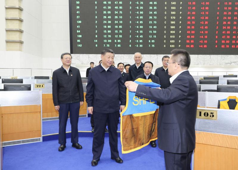 11月28日至12月2日，中共中央总书记、国家主席、中央军委主席习近平在上海考察。这是11月28日下午，习近平在上海期货交易所考察。新华社记者 王晔 摄