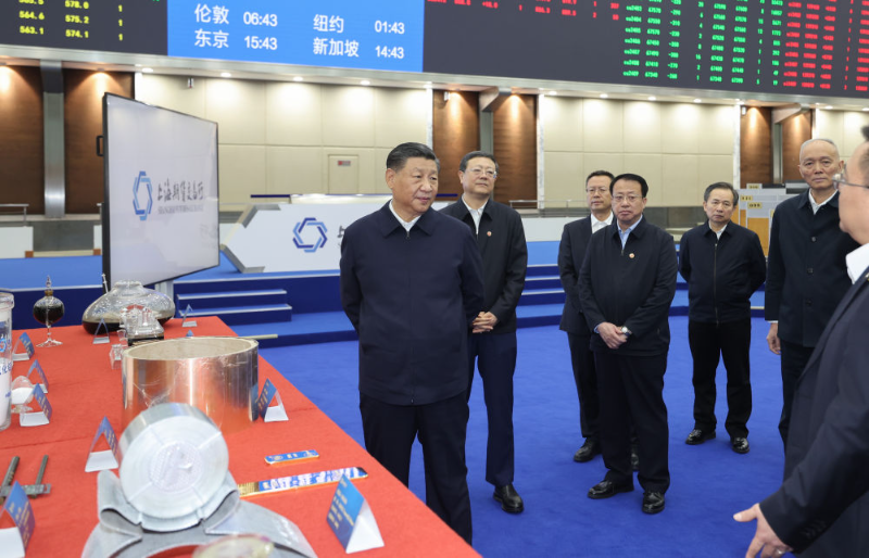11月28日至12月2日，中共中央总书记、国家主席、中央军委主席习近平在上海考察。这是11月28日下午，习近平在上海期货交易所考察。新华社记者 王晔 摄