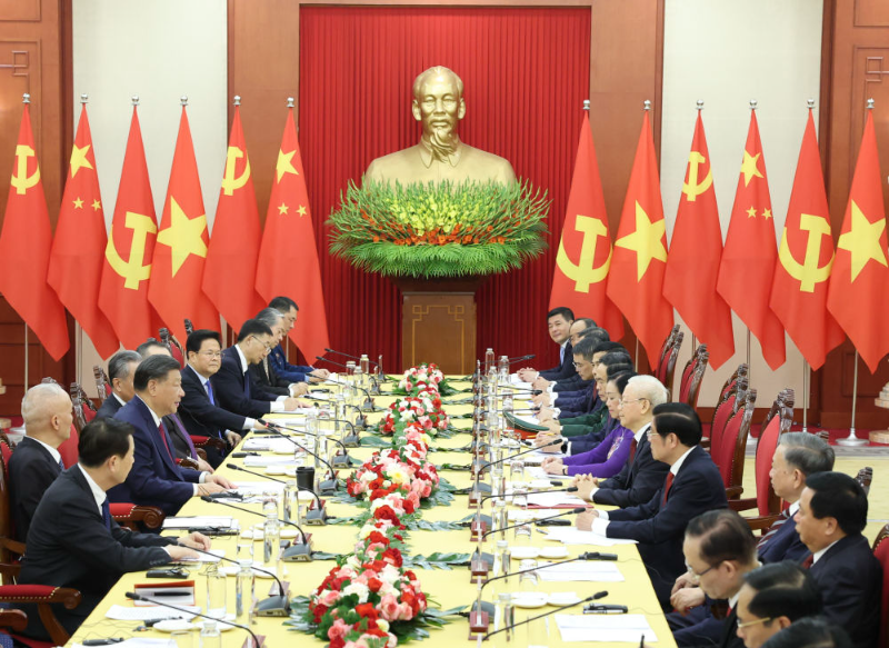 当地时间12月12日下午，刚刚抵达河内的中共中央总书记、国家主席习近平在越共中央驻地同越共中央总书记阮富仲举行会谈。新华社记者 庞兴雷 摄
