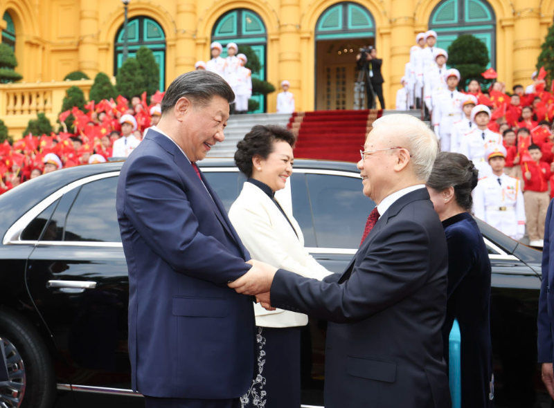 当地时间12月12日下午，刚刚抵达河内的中共中央总书记、国家主席习近平在越共中央驻地同越共中央总书记阮富仲举行会谈。这是阮富仲在主席府广场为习近平举行隆重欢迎仪式。新华社记者 鞠鹏 摄