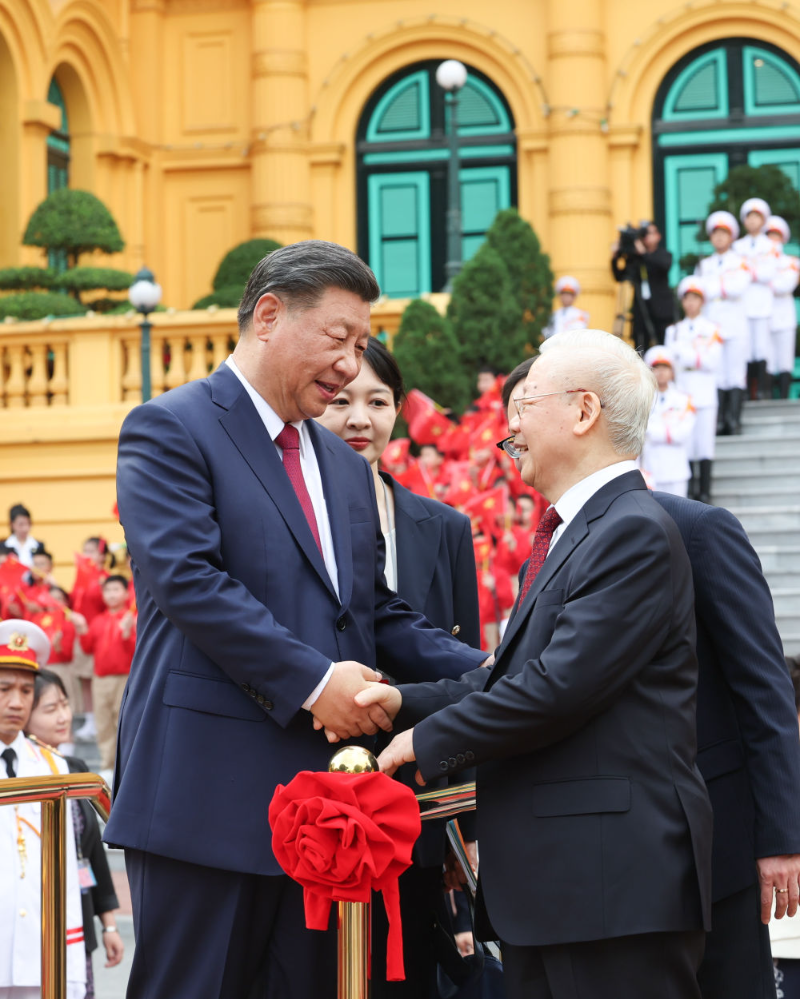 当地时间12月12日下午，刚刚抵达河内的中共中央总书记、国家主席习近平在越共中央驻地同越共中央总书记阮富仲举行会谈。这是阮富仲在主席府广场为习近平举行隆重欢迎仪式。新华社记者 鞠鹏 摄