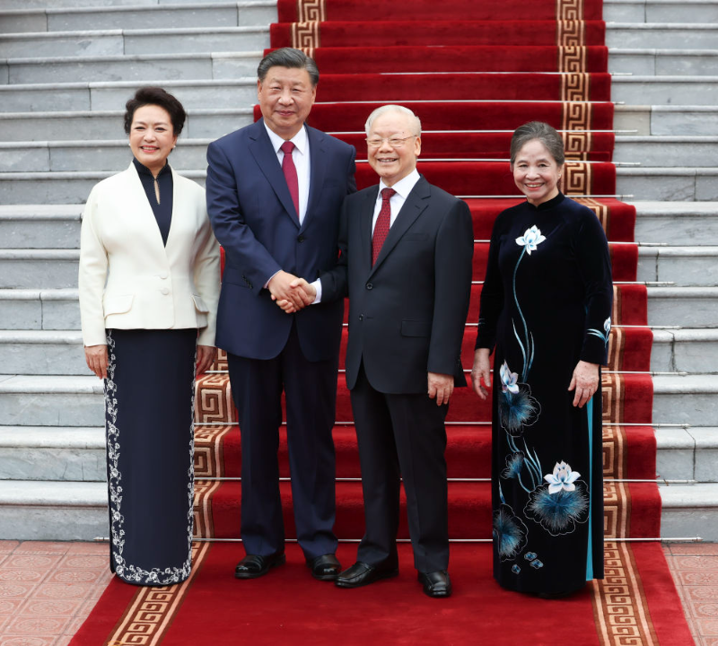 当地时间12月12日下午，刚刚抵达河内的中共中央总书记、国家主席习近平在越共中央驻地同越共中央总书记阮富仲举行会谈。这是阮富仲在主席府广场为习近平举行隆重欢迎仪式。新华社记者 鞠鹏 摄