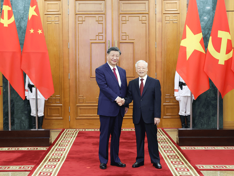 当地时间12月12日下午，刚刚抵达河内的中共中央总书记、国家主席习近平在越共中央驻地同越共中央总书记阮富仲举行会谈。新华社记者 庞兴雷 摄