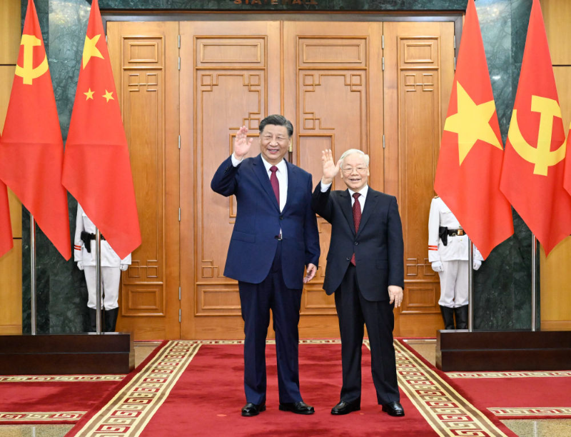 当地时间12月12日下午，刚刚抵达河内的中共中央总书记、国家主席习近平在越共中央驻地同越共中央总书记阮富仲举行会谈。新华社记者 申宏 摄