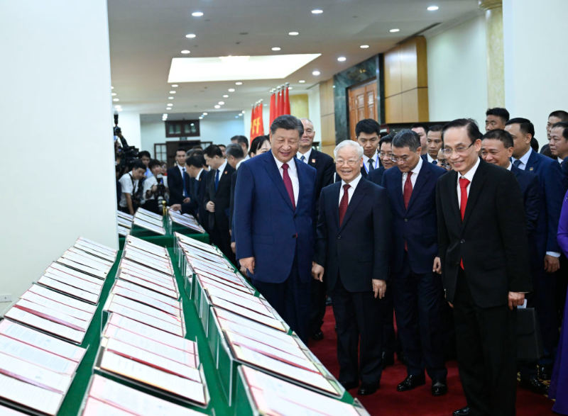 当地时间12月12日下午，刚刚抵达河内的中共中央总书记、国家主席习近平在越共中央驻地同越共中央总书记阮富仲举行会谈。这是会谈后，两党总书记共同见证双方签署的双边合作文件展示。新华社记者 申宏 摄