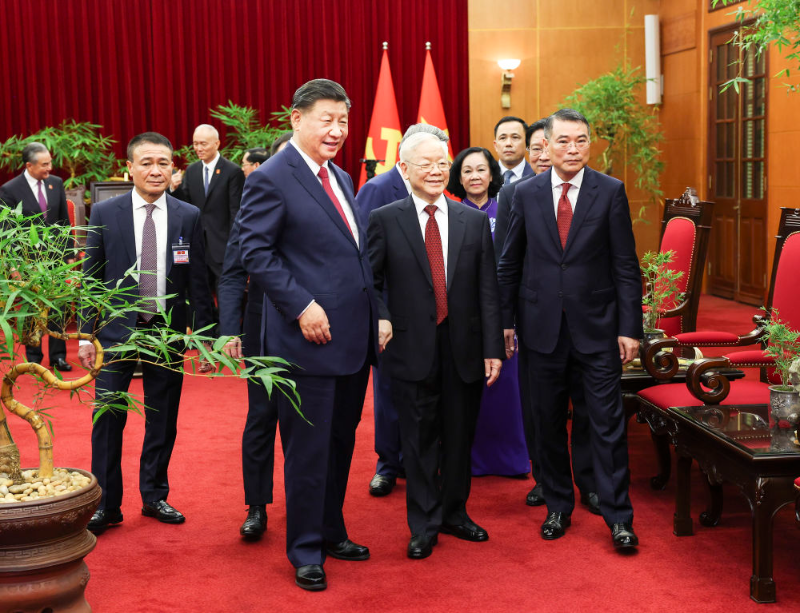 当地时间12月12日下午，刚刚抵达河内的中共中央总书记、国家主席习近平在越共中央驻地同越共中央总书记阮富仲举行会谈。这是阮富仲邀请习近平进行小范围茶叙。新华社记者 庞兴雷 摄