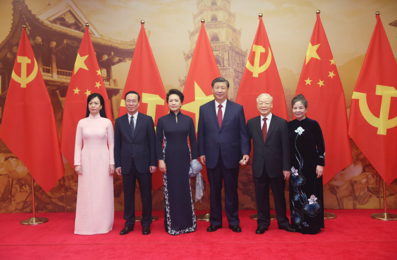 当地时间12月12日下午，刚刚抵达河内的中共中央总书记、国家主席习近平在越共中央驻地同越共中央总书记阮富仲举行会谈。这是当晚，越共中央总书记阮富仲夫妇、越南国家主席武文赏夫妇共同为习近平和彭丽媛举行盛大欢迎宴会。新华社记者 鞠鹏 摄
