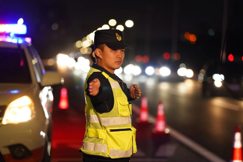 2023年12月30日，广深高速迎来车流出行高峰，路政员坚守在驻点指引九色视频。