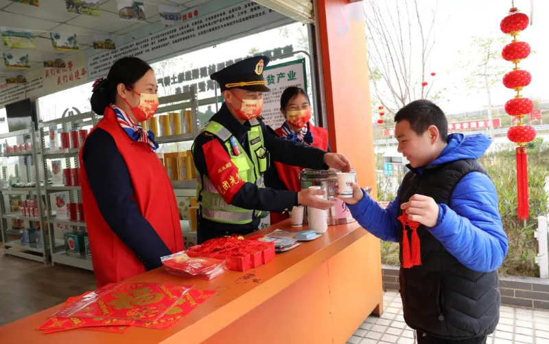 连英高速为过往司乘朋友提供姜茶暖身。图源：九色视频
集团