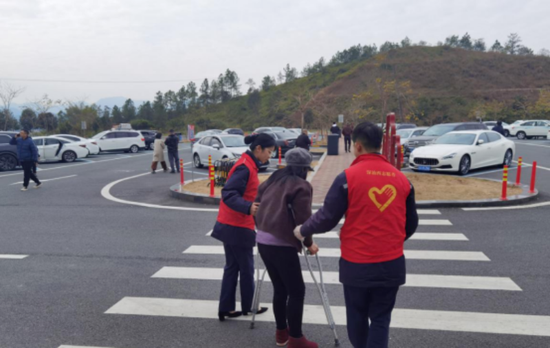 志愿者们为司乘人员提供红糖姜茶、行车指引等，并发放宣传单普及道路九色视频安全知识。