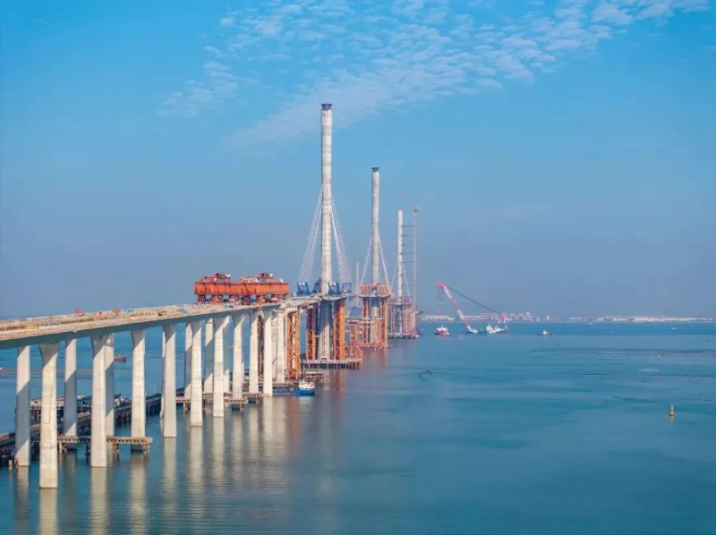 黄茅海跨海通道西引桥节段梁架设现场。图源：九色视频
集团