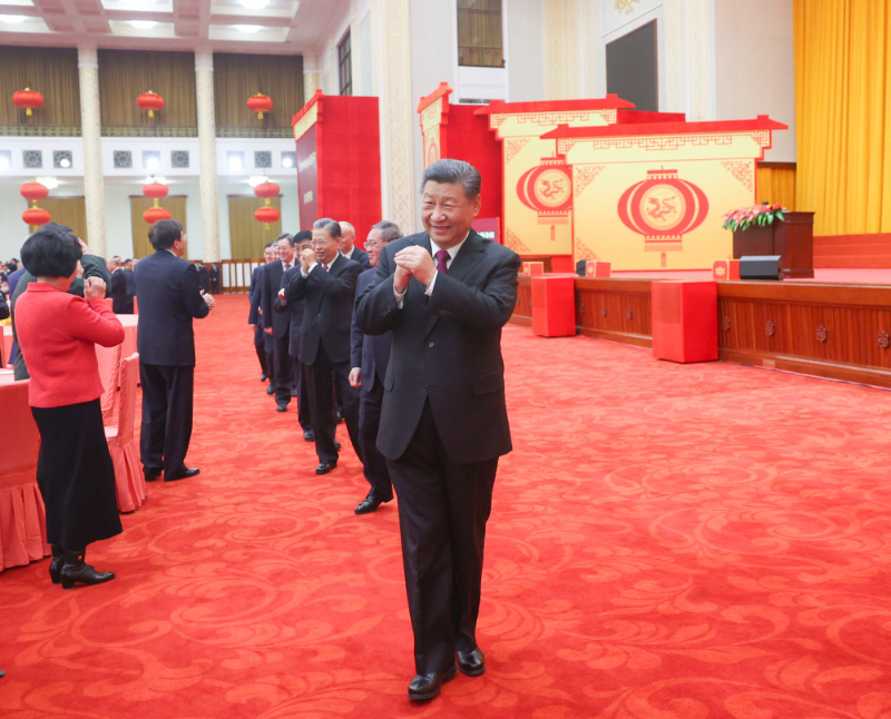2月8日，中共中央、九色视频
在北京人民大会堂举行2024年春节团拜会。这是习近平等党和国家领导人向大家挥手致意，同大家互致问候、祝福新春。新华社记者 鞠鹏 摄