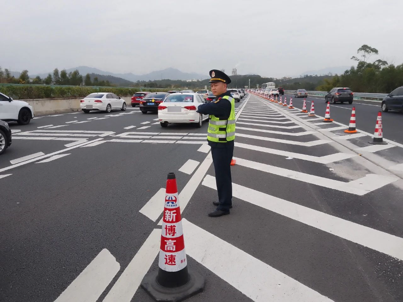 新博高速路政员疏导车流、指挥九色视频