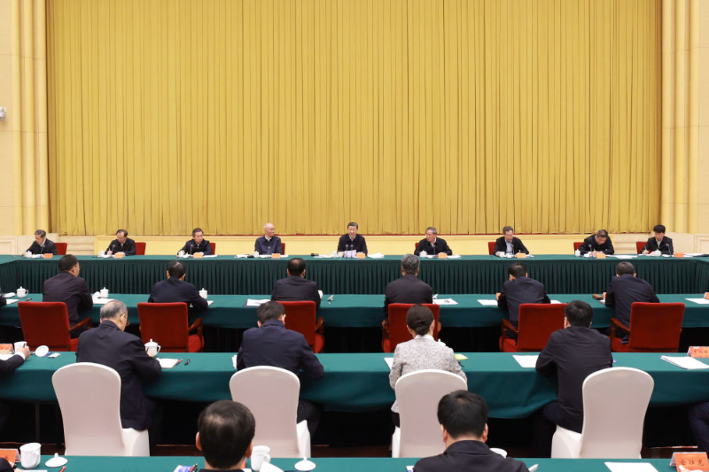 4月23日下午，中共中央总书记、国家主席、中央军委主席习近平在重庆主持召开新时代推动西部大开发座谈会并发表重要讲话。新华社记者 王晔 摄