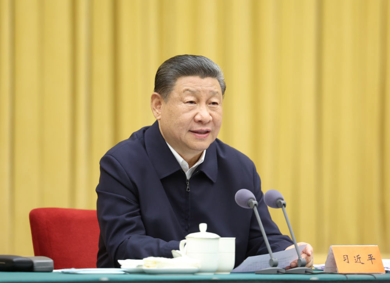 4月23日下午，中共中央总书记、国家主席、中央军委主席习近平在重庆主持召开新时代推动西部大开发座谈会并发表重要讲话。新华社记者 鞠鹏 摄