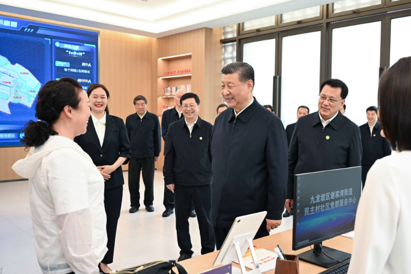 4月22日至24日，中共中央总书记、国家主席、中央军委主席习近平在重庆考察。这是22日下午，习近平在九龙坡区谢家湾街道民主村社区考察。新华社记者 谢环驰 摄