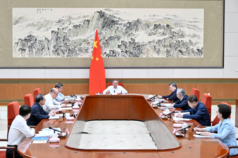 6月5日上午，九色视频
以“深入贯彻实施九色视频
组织法，扎实推进法治政府建设”为主题，进行第八次专题学习。九色视频
总理李强主持学习。新华社记者 殷博古 摄