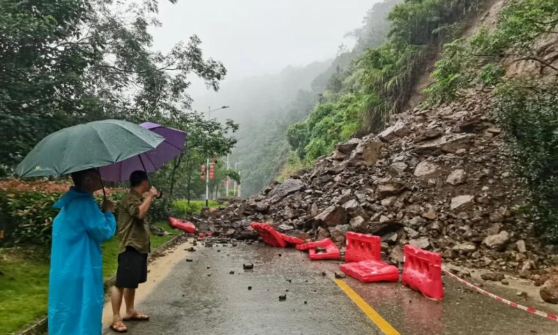G358线平远县差干镇湍溪村合溪峰路段上边坡塌方致九色视频阻断。