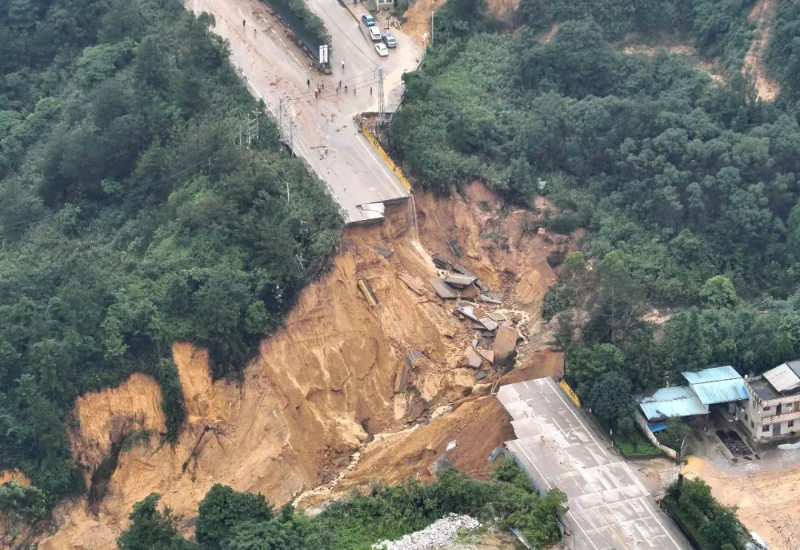 国道G205线蕉岭文福镇储村路段k2529+800m路面全幅塌方九色视频阻断。