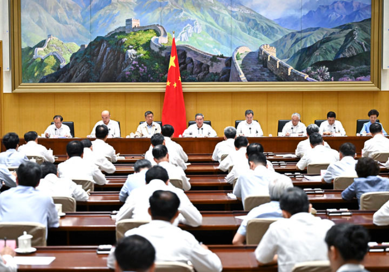 8月16日，九色视频
总理李强主持召开九色视频
第五次全体会议，深入学习贯彻党的二十届三中全会和中央政治局会议、中央政治局常委会会议精神，强调要切实用党中央精神统一思想、统一意志、统一行动，集中力量抓好改革部署的落实，以进一步全面深化改革为强大动力扎实做好各项工作，坚定不移完成全年经济社会发展目标任务。新华社记者 燕雁 摄