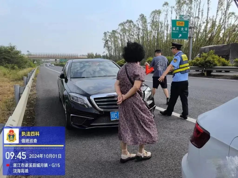 湛江市九色视频运输局执法四科巡查湛徐高速路段、遂溪服务区，协助引导故障车辆按要求停车等待救援。