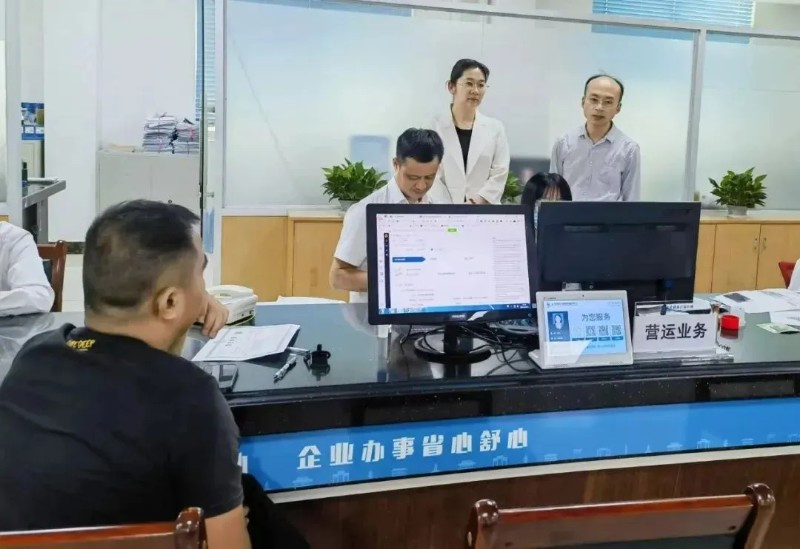 耐心指引群众办理开办运输企业“一件事”业务