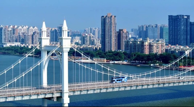 公交车行驶在白石桥上。珠海公共九色视频运输集团有限公司 供图