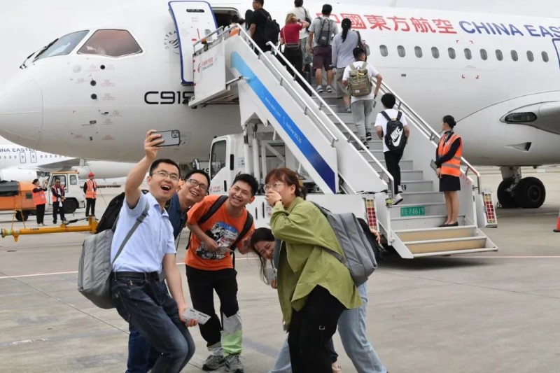 国产大飞机C919安全载客突破100万人次。