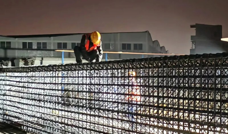 建设者正在加工钢筋