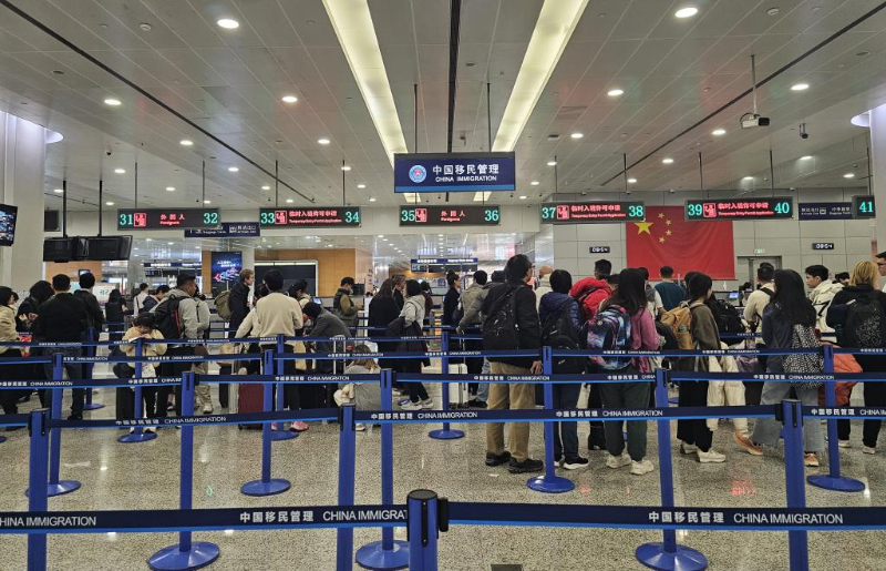 浦东国际机场边检入境查验大厅，旅客有序排队候检。（上海边检总站供图）
