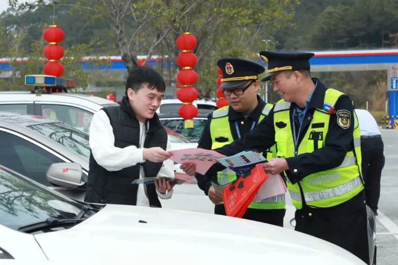惠州市执法人员给归家旅客送“福”字。