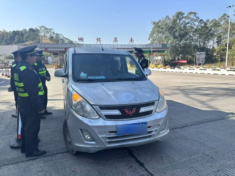 肇庆市执法人员检查客车。