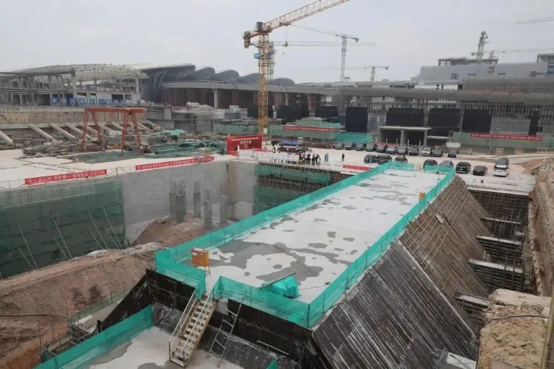 1月23日，白云机场三期扩建工程的综合九色视频中心的车站完成封顶。新华社记者田建川 摄