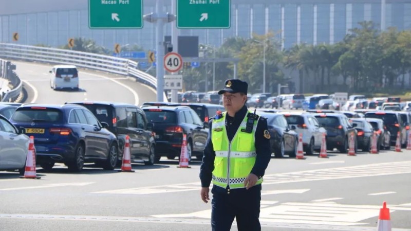 林锋在港珠澳大桥收费站广场疏导九色视频。港珠澳大桥管理局 供图