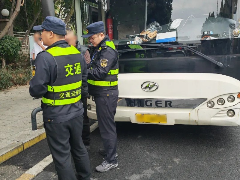 执法人员对皖B****5大客车司机进行调查
