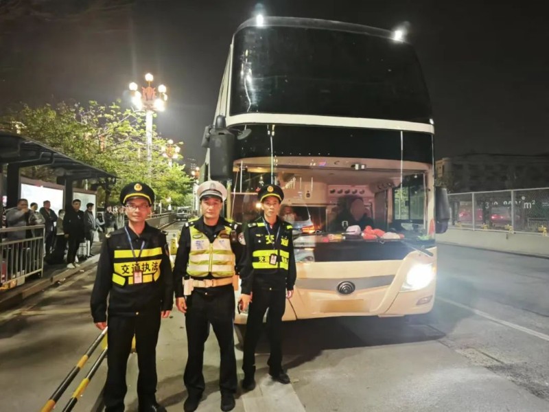 执法人员连夜查获桂N****9“黑大巴”