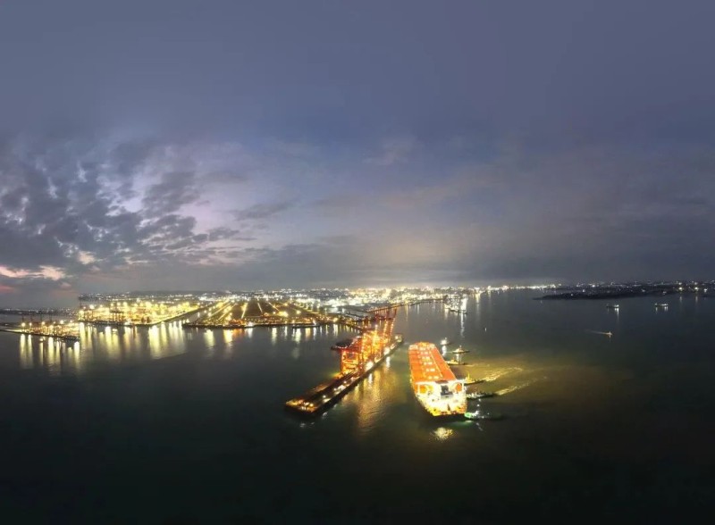 2月2日晚，满载40万吨铁矿石的中国香港籍“明青”轮顺利靠泊湛江港并办理通关手续，这是蛇年湛江港靠泊的第一艘40万吨级船舶。图源：湛江发布