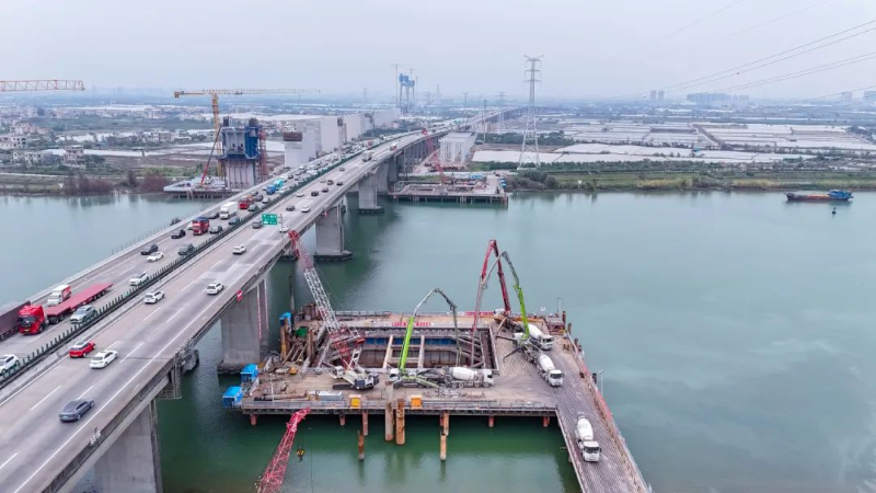海隆大桥跨小榄水道桥Z3#主塔承台浇筑现场